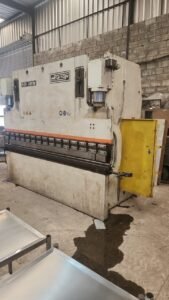 DOBRADEIRA HIDRÁULICA NEWTON 135 TONELADAS 3000MM