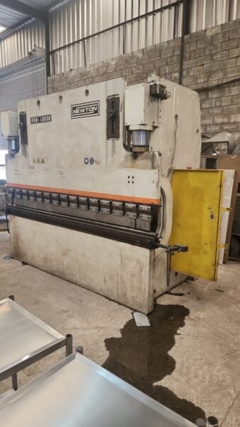 DOBRADEIRA HIDRÁULICA NEWTON 135 TONELADAS 3000MM