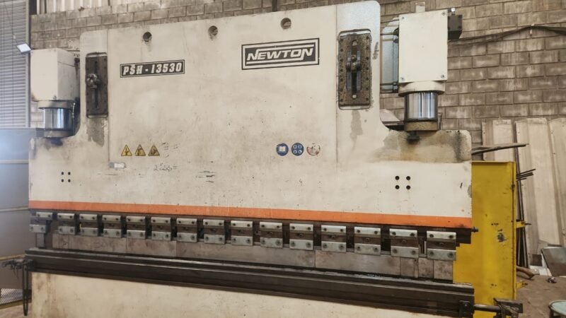 DOBRADEIRA HIDRÁULICA NEWTON 135 TONELADAS 3000MM