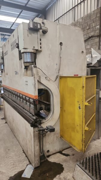 DOBRADEIRA HIDRÁULICA NEWTON 135 TONELADAS 3000MM