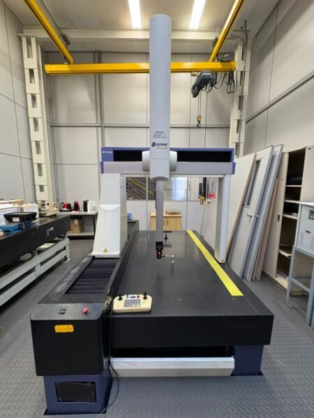 MÁQUINA DE MEDIÇÃO TRIDIMENSIONAL MITUTOYO BEYOND-CRYSTA C 9168 CNC